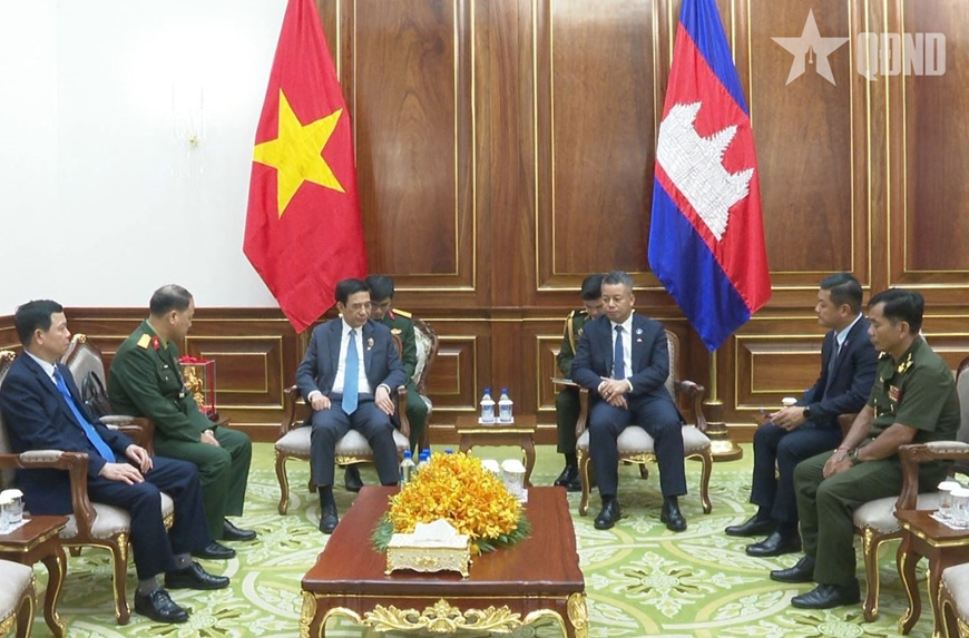 Defense Minister Phan Van Giang meets with his Cambodian counterpart